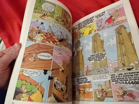Asterix and Caesar's gift. . [BANDE DESSINEE] - GOSCINNY ET UDERZO
