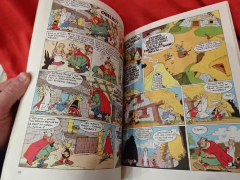 Asterix and Caesar's gift. . [BANDE DESSINEE] - GOSCINNY ET UDERZO