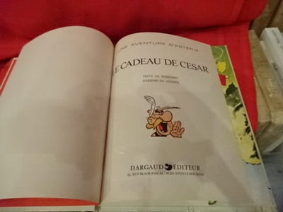 Le cadeau de César. 