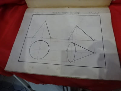 Cahier regroupant un ensemble de dessins techniques scolaires montés sur onglet. 