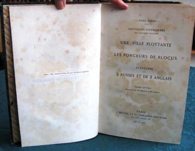 Une Ville flottante. Les Forceurs de blocus. Aventures de 3 Russes et de 3 Anglais dans l'Afrique australe.