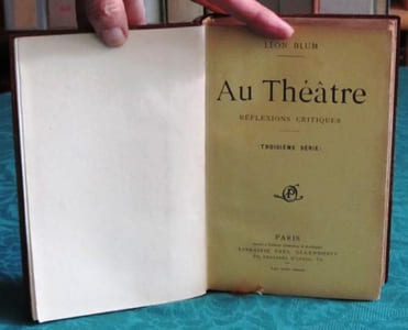 Au Théâtre - Réflexions critiques (Troisième série) - Édition originale.