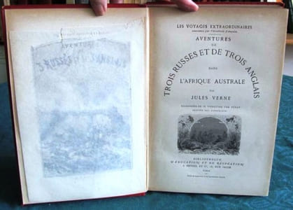 Aventures de trois Russes et de trois Anglais dans l'Afrique Australe. (Steamer, rouge)