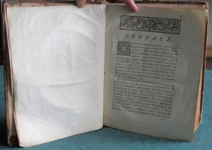 Les Institutes de Justinien conférées avec le Droit François, divisés en quatre Livres.
