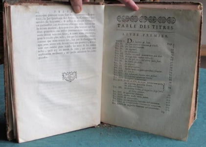 Les Institutes de Justinien conférées avec le Droit François, divisés en quatre Livres.