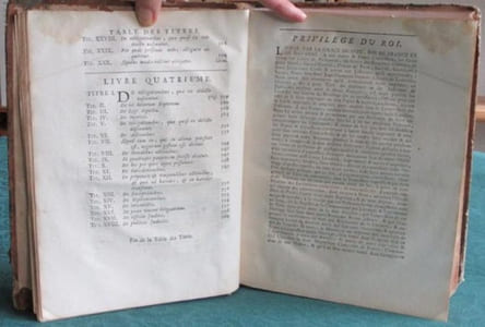 Les Institutes de Justinien conférées avec le Droit François, divisés en quatre Livres.