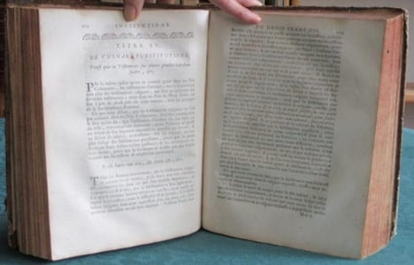 Les Institutes de Justinien conférées avec le Droit François, divisés en quatre Livres.. BOUTARIC François de