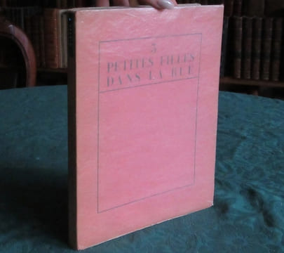 (Trois) 3 petites filles dans la rue - Édition originale.. WARNOD André