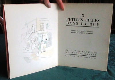 (Trois) 3 petites filles dans la rue - Édition originale.