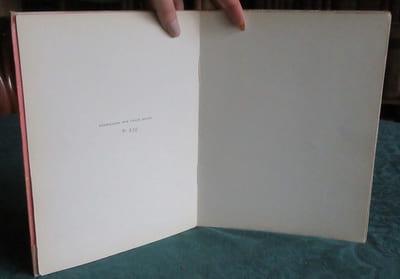 (Trois) 3 petites filles dans la rue - Édition originale.