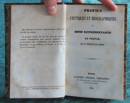 Profils critiques et biographiques des 900 représentants du peuple par un vétéran de la presse - Édition originale.. UN VETERAN DE LA PRESSE