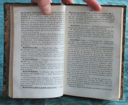 Profils critiques et biographiques des 900 représentants du peuple par un vétéran de la presse - Édition originale.. UN VETERAN DE LA PRESSE