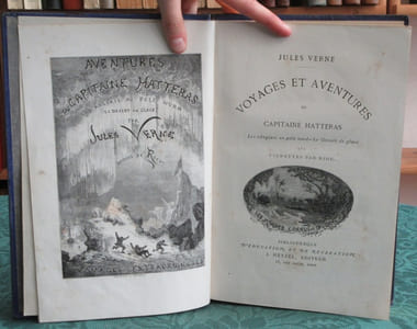 Voyages et Aventures du Capitaine Hatteras. (bleu, à la banquise)
