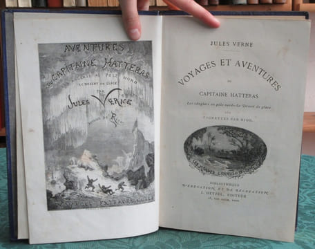 Voyages et Aventures du Capitaine Hatteras. (bleu, à la banquise). VERNE Jules