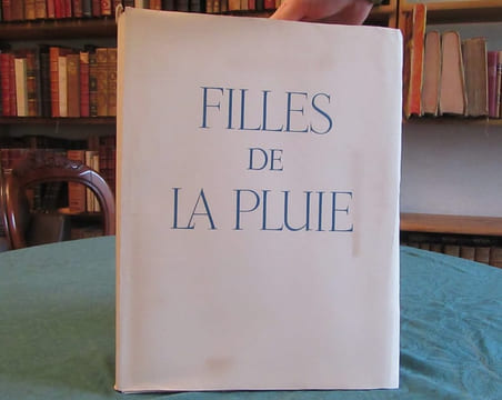 Filles de la Pluie - Ouessant (Bretagne) illustré par Humblot.. SAVIGNON André