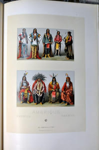 Le costume historique. Cinq cents planches, trois cents en couleurs, or et argent, deux cents en camaieu. Types principaux du vêtement et de la parure, rapprochés de ceux de l'intérieur de l'habitation dans tous les temps et chez tous les peuples,