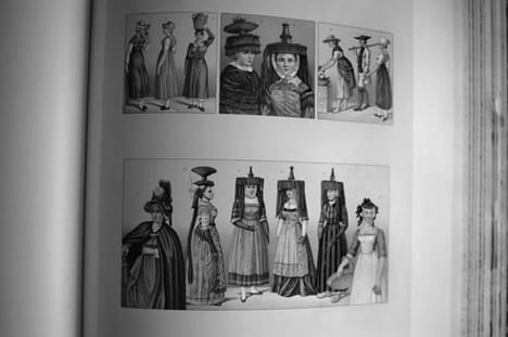Le costume historique. Cinq cents planches, trois cents en couleurs, or et argent, deux cents en camaieu. Types principaux du vêtement et de la ...