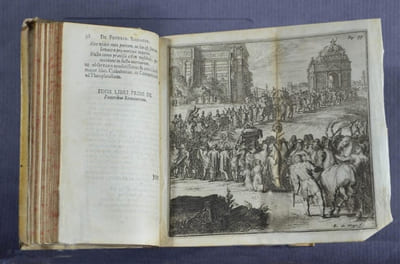 De Funeribus Romanorum Libri Quatuor Cum Appendice, Nitidiffimis Figuris Illuftrati. Accessit et Funus Parasiticum Nicolai Rigaltii.