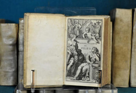 Cemelienfis De Pileo, Caeterisque capitis tegminibus tam facris, quam profanis.Editio novissima aucta emendata & figuris aeneis exornata. Hieronumi ...