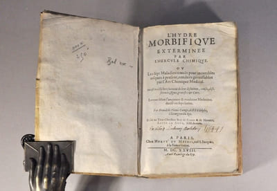 L’hydre morbifique exterminé par l’hercule chimique, ou les sept Maladies tenuës pour incurables jusques à présent, renduës guérissables par l’Art Chimique Médical, où est traictées briefvement de leur définition, causes, différences, signes,