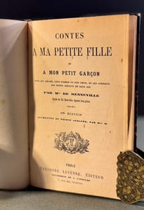 Contes à ma petite fille et à mon petit garçon pour les amuser, leur former un bon cœur, et les corriger des petits défauts de leur âge, ornés de 24 Nouvelles figures très jolies. 17ème Edition, augmentée du Prince Adolphe.