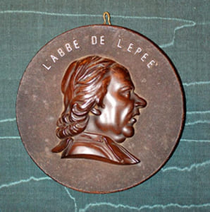 Médaillon en bois durci représentant l’abbé de l’épée (1712-1789), bienfaiteur de l’humanité.