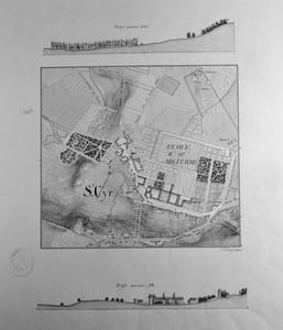 Plan manuscrit avec rehauts d'aquarelle donnant le plan de l’École militaire de Saint-Cyr, encadré par deux plans en coupe de niveau et vue perspective du bâtiment central.