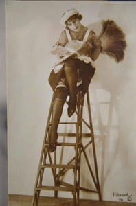 Amusante collection de photographies légères, circa 1920, portant pour certaines le label Film Art, ou des monogrammes C, PC, etc.