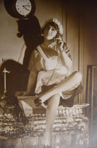 Amusante collection de photographies légères, circa 1920, portant pour certaines le label Film Art, ou des monogrammes C, PC, etc.