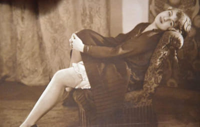 Amusante collection de photographies légères, circa 1920, portant pour certaines le label Film Art, ou des monogrammes C, PC, etc.