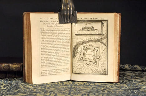 Les Travaux de Mars ou la Fortification nouvelle tant reguliere, qu'irreguliere. Divisee en trois parties. [...] Dedié au Roy. Par Allain Menesson ...
