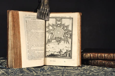 Les Travaux de Mars ou la Fortification nouvelle tant reguliere, qu'irreguliere. Divisee en trois parties. [...] Dedié au Roy. Par Allain Menesson ...
