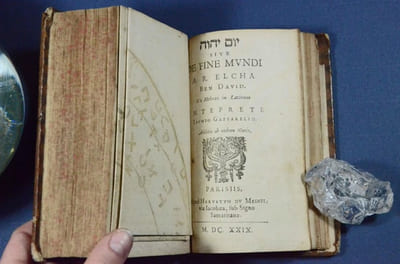 Curiositez inouyes, sur la sculpture talismanique des Persans, horoscope des Patriarches, et lecture des estoilles [...] suivit de sive De fine mundi A. R. Elcha Ben David ex hebraeo in latinum interprete Iacobo Gaffarello suivit de Note In R.