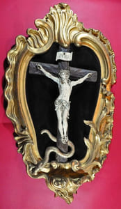 Tableau-crucifix avec Christ en ivoire et cadre en bois sculpté et doré rocaille