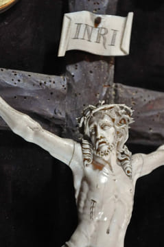 Tableau-crucifix avec Christ en ivoire et cadre en bois sculpté et doré rocaille. undefined