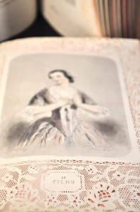 Perles et Parures.  Les Joyaux, fantaisie par Gavarni, texte par Méry. Minéralogie des dames par le Cte Foelix. - suivi de: Les Parures, fantaisie par Gavarni, texte par Méry. Histoire de la mode par le Cte Foelix.