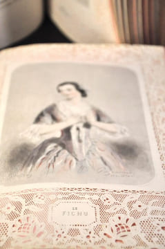 Perles et Parures. Les Joyaux, fantaisie par Gavarni, texte par Méry. Minéralogie des dames par le Cte Foelix. - suivi de: Les Parures, fantaisie par ...