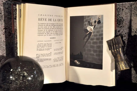 CE QUE TOUT RÊVEUR DOIT SAVOIR DE LA MÉTHODE PSYCHANALYTIQUE D'INTERPRÊTATION DES RÊVES ; suivi d'une NOUVELLE CLÉ DES SONGES. Avec vingt aquarelles de l'auteur représentant les rêves typiques.