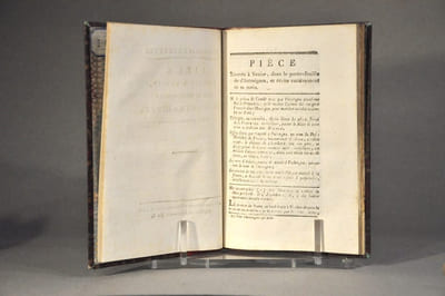- BERTHIER. Pièces trouvées à Venise, dans le porte-feuille de d'Antraigues, Et écrite entièrement de sa main. Suivi de :- Déclarations de Duverne Dupresle ou Dunant, Annexées au registre secret du Directoire exécutif, le 11 ventôse an 5. Suivi de :- Le Directoire exécutif, aux français. Du 2 Prairial, l'an 4 de la République française, une et indivisible. Suivi de :- Lettre aux Bretons. Suivi de :- Tot ou tard la Raison reprend ses Droits. Suivi de :- Épître au comte de R...... (Rivarol) , Auteur du Petit almanach des Grands-Hommes. Suivi de :- FOISSAC-LA-TOUR. Ministère de la police générale de la République. 