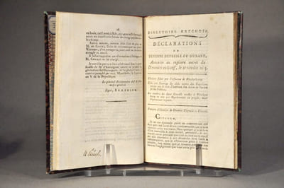 - BERTHIER. Pièces trouvées à Venise, dans le porte-feuille de d'Antraigues, Et écrite entièrement de sa main. Suivi de :- Déclarations de Duverne Dupresle ou Dunant, Annexées au registre secret du Directoire exécutif, le 11 ventôse an 5. Suivi de :- Le Directoire exécutif, aux français. Du 2 Prairial, l'an 4 de la République française, une et indivisible. Suivi de :- Lettre aux Bretons. Suivi de :- Tot ou tard la Raison reprend ses Droits. Suivi de :- Épître au comte de R...... (Rivarol) , Auteur du Petit almanach des Grands-Hommes. Suivi de :- FOISSAC-LA-TOUR. Ministère de la police générale de la République. 