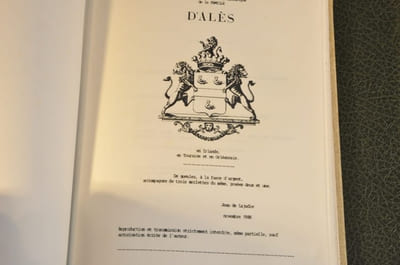 Annuaire généalogique de la famille d Alès. En Irlande, en Touraine et en Orléannais. De gueule, à la fasce d argent, accompagnée de trois merlettes du même, posée deux et une .
