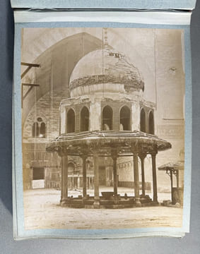 Bel album de photographies sur l’Egypte, le Liban et la Palestine, comportant d’impressionnantes photographies de momies prises au moment de leur ...