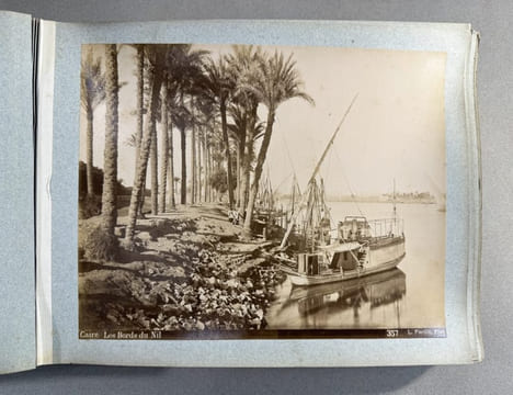 Bel album de photographies sur l’Egypte, le Liban et la Palestine, comportant d’impressionnantes photographies de momies prises au moment de leur ...