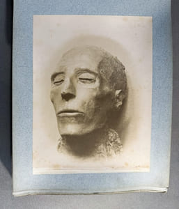 Bel album de photographies sur l’Egypte, le Liban et la Palestine, comportant d’impressionnantes photographies de momies prises au moment de leur découverte (Ramses II, Setie Ier) 
