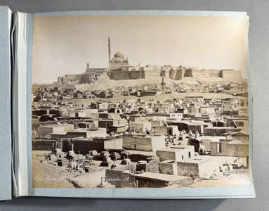 Bel album de photographies sur l’Egypte, le Liban et la Palestine, comportant d’impressionnantes photographies de momies prises au moment de leur découverte (Ramses II, Setie Ier) 