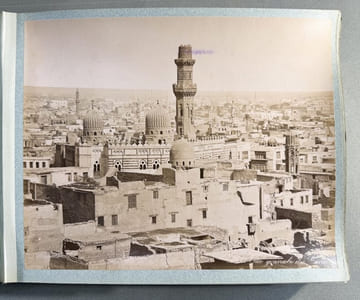Bel album de photographies sur l’Egypte, le Liban et la Palestine, comportant d’impressionnantes photographies de momies prises au moment de leur découverte (Ramses II, Setie Ier) 