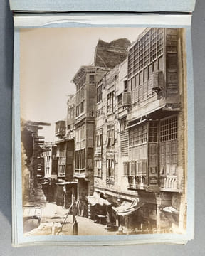 Bel album de photographies sur l’Egypte, le Liban et la Palestine, comportant d’impressionnantes photographies de momies prises au moment de leur ...