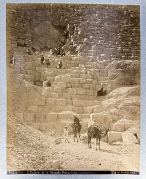 Bel album de photographies sur l’Egypte, le Liban et la Palestine, comportant d’impressionnantes photographies de momies prises au moment de leur ...