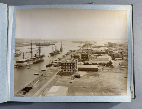 Bel album de photographies sur l’Egypte, le Liban et la Palestine, comportant d’impressionnantes photographies de momies prises au moment de leur ...