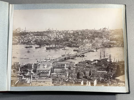 Bel album de photographies sur l’Egypte, le Liban et la Palestine, comportant d’impressionnantes photographies de momies prises au moment de leur ...